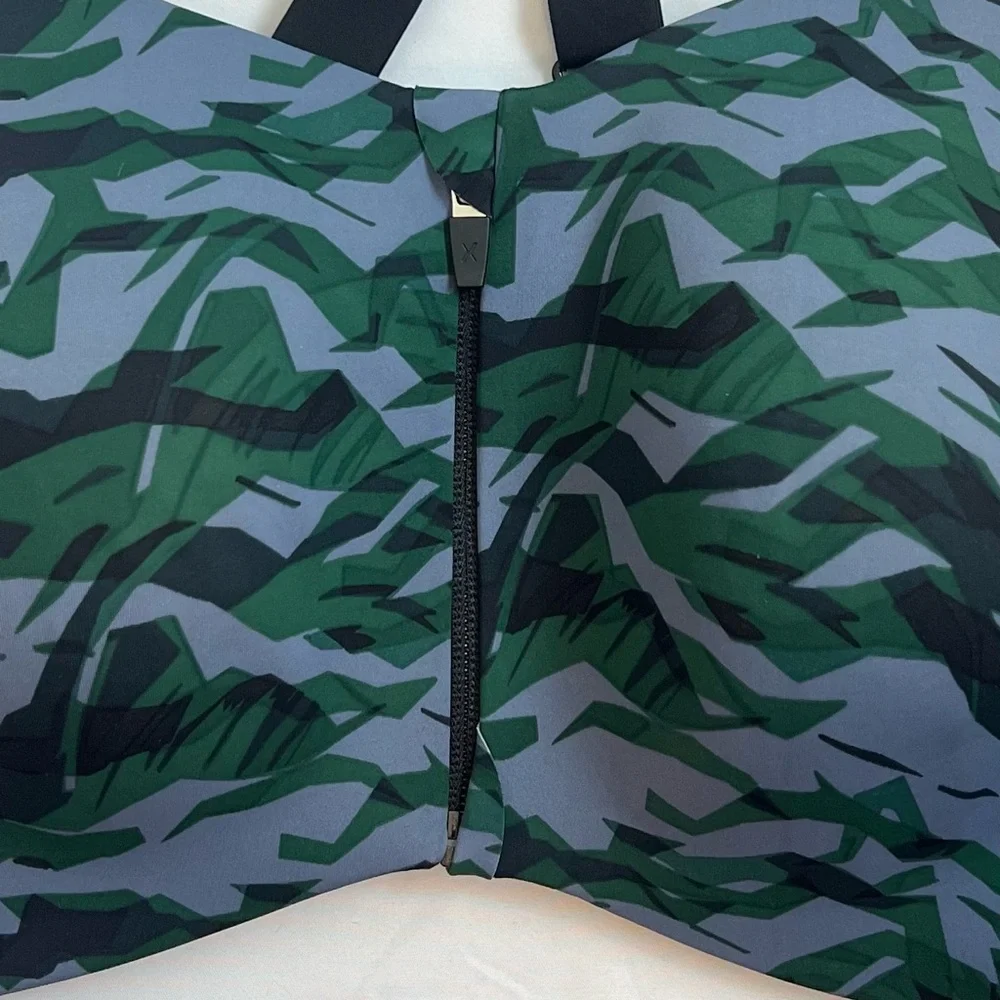 Knix Sports Bra Green Black Camo Print Front Zip Racerback Size 8 (40/42D-DDD)